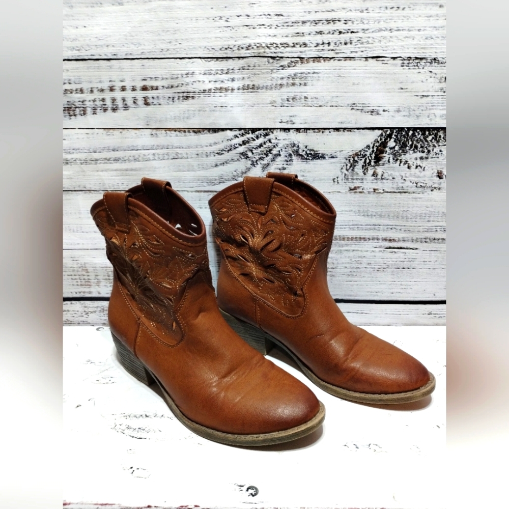 Austin Trading Co Short Boots in Tan size 9 Western Embroidered Heel Point Toe